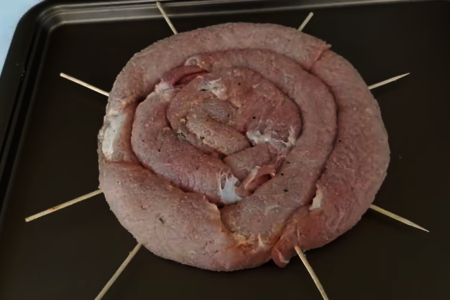 Мясной рулет в духовке