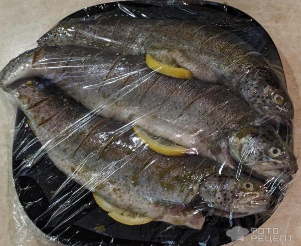 Рецепт: Форель, запеченная в духовке - со сливочным маслом и пряностями