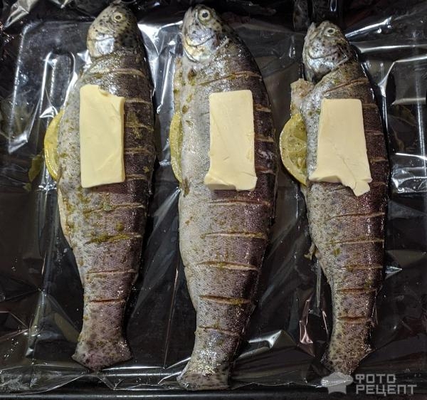 Рецепт: Форель, запеченная в духовке - со сливочным маслом и пряностями