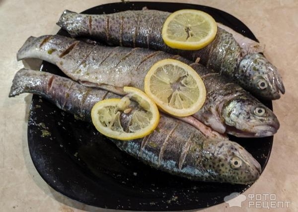 Рецепт: Форель, запеченная в духовке - со сливочным маслом и пряностями