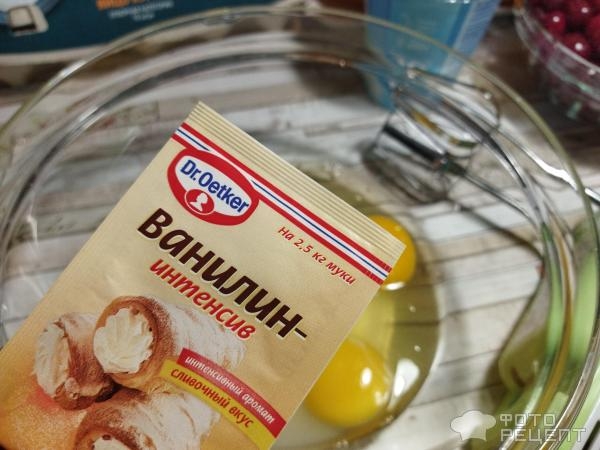 Рецепт: Ягодный манник - с вишней на сметане