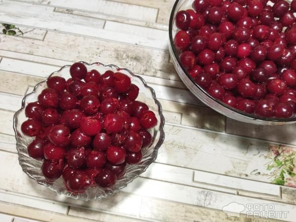 Рецепт: Ягодный манник - с вишней на сметане