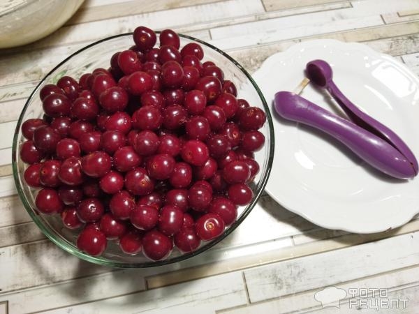 Рецепт: Ягодный манник - с вишней на сметане