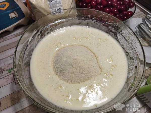 Рецепт: Ягодный манник - с вишней на сметане