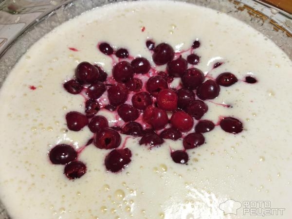 Рецепт: Ягодный манник - с вишней на сметане