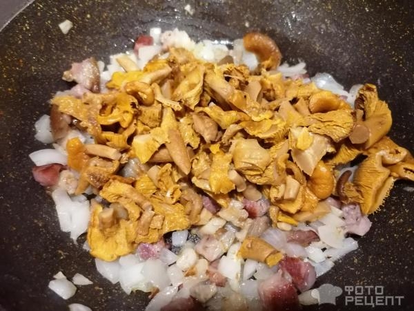 Рецепт: Капуста тушеная с лисичками - С помидорами, любистком и копченостями