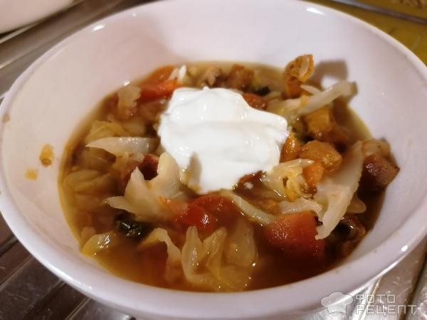 Рецепт: Капуста тушеная с лисичками - С помидорами, любистком и копченостями