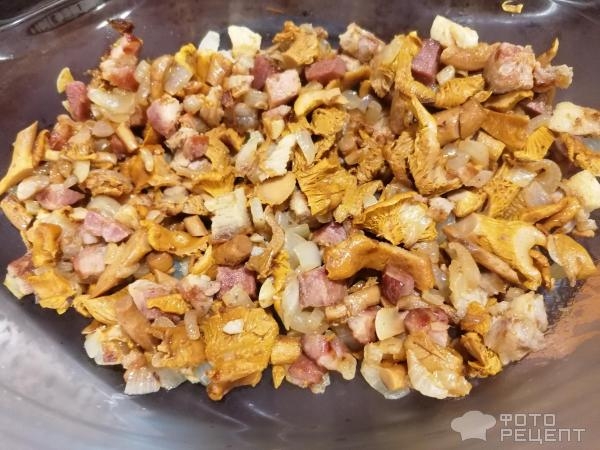 Рецепт: Капуста тушеная с лисичками - С помидорами, любистком и копченостями