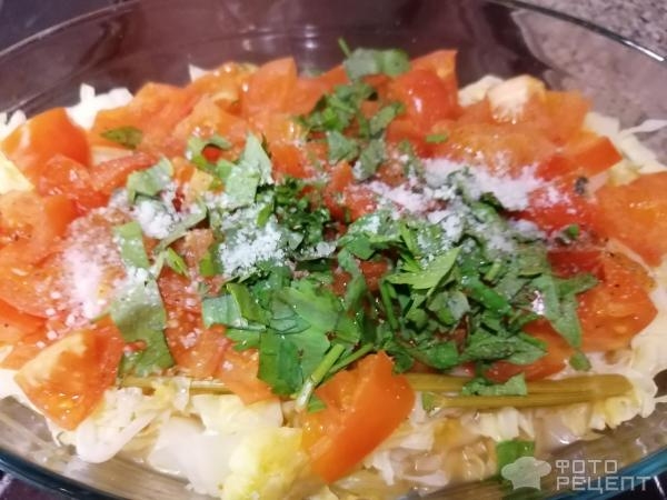 Рецепт: Капуста тушеная с лисичками - С помидорами, любистком и копченостями