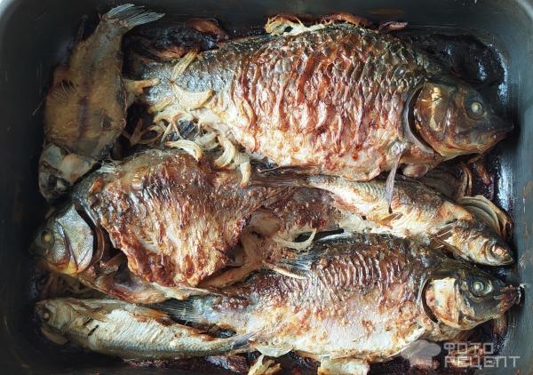 Рецепт: Карп запеченный - в духовке со сметаной и луком. Рецепт: Карп запеченный - в духовке со сметаной и луком.