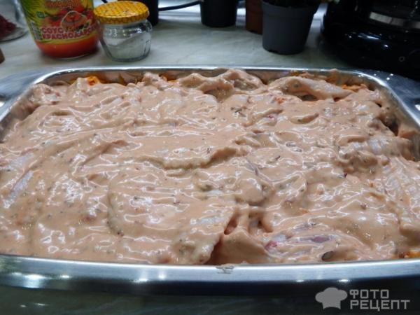 Рецепт: Куриные крылышки на морковной подушке - в майонезном маринаде под сырной корочкой