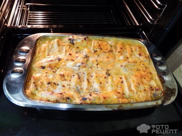 Рецепт: Куриные крылышки на морковной подушке - в майонезном маринаде под сырной корочкой