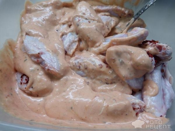 Рецепт: Куриные крылышки на морковной подушке - в майонезном маринаде под сырной корочкой