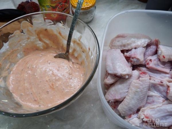 Рецепт: Куриные крылышки на морковной подушке - в майонезном маринаде под сырной корочкой