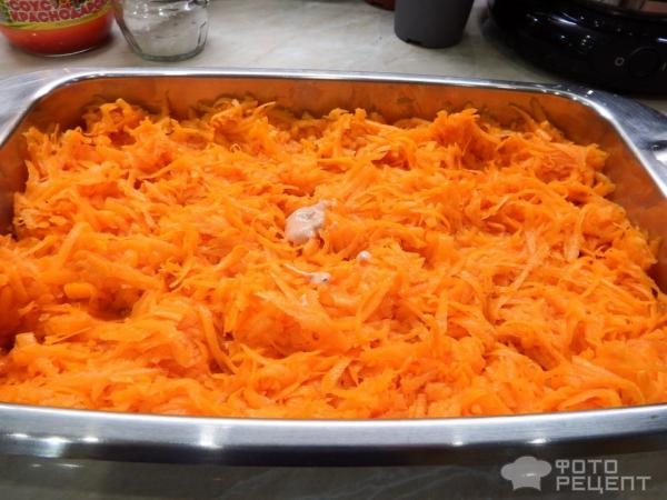 Рецепт: Куриные крылышки на морковной подушке - в майонезном маринаде под сырной корочкой