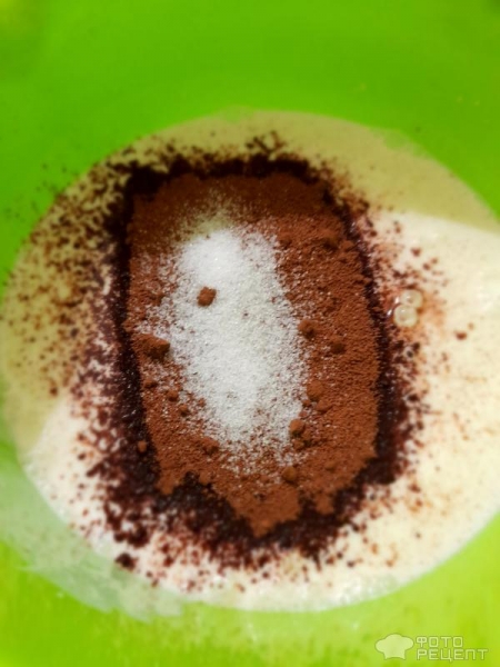 Рецепт: Мини-шарлотка - Шоколадная мини-шарлотка с кусочками яблок, в виде кексиков, в микроволновке.