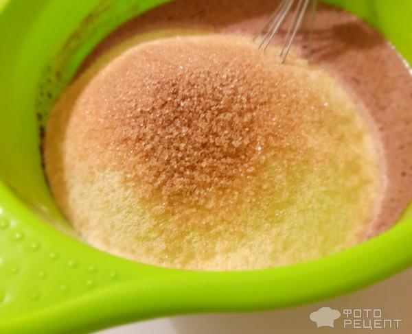 Рецепт: Мини-шарлотка - Шоколадная мини-шарлотка с кусочками яблок, в виде кексиков, в микроволновке.