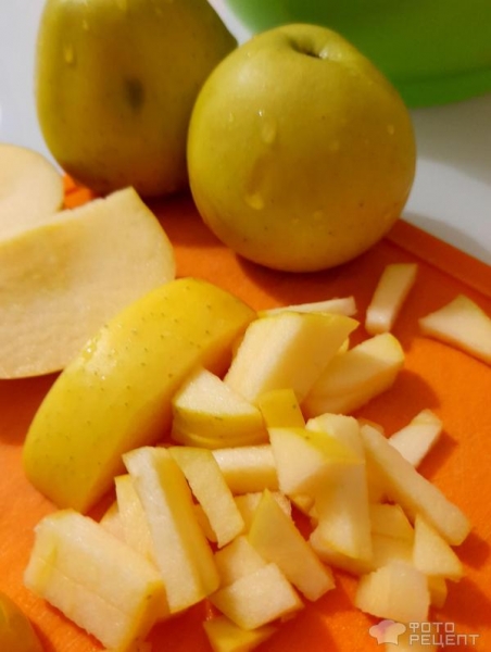 Рецепт: Мини-шарлотка - Шоколадная мини-шарлотка с кусочками яблок, в виде кексиков, в микроволновке.