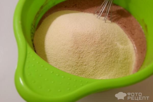 Рецепт: Мини-шарлотка - Шоколадная мини-шарлотка с кусочками яблок, в виде кексиков, в микроволновке.