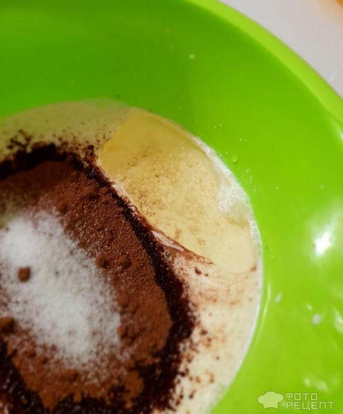 Рецепт: Мини-шарлотка - Шоколадная мини-шарлотка с кусочками яблок, в виде кексиков, в микроволновке.