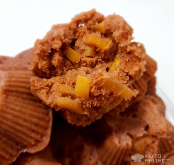 Рецепт: Мини-шарлотка - Шоколадная мини-шарлотка с кусочками яблок, в виде кексиков, в микроволновке.