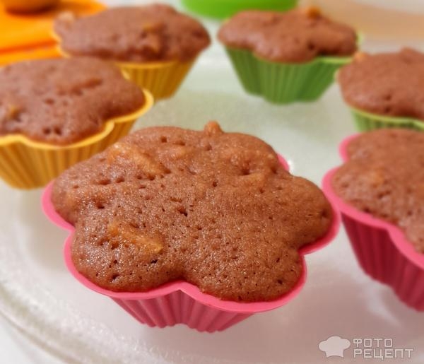 Рецепт: Мини-шарлотка - Шоколадная мини-шарлотка с кусочками яблок, в виде кексиков, в микроволновке.