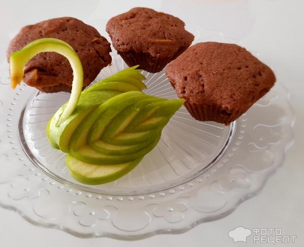 Рецепт: Мини-шарлотка - Шоколадная мини-шарлотка с кусочками яблок, в виде кексиков, в микроволновке.