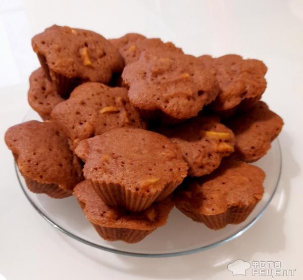 Рецепт: Мини-шарлотка - Шоколадная мини-шарлотка с кусочками яблок, в виде кексиков, в микроволновке.