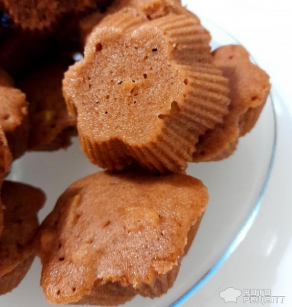 Рецепт: Мини-шарлотка - Шоколадная мини-шарлотка с кусочками яблок, в виде кексиков, в микроволновке.