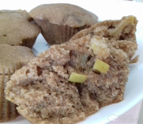 Рецепт: Мини-шарлотка - Шоколадная мини-шарлотка с кусочками яблок, в виде кексиков, в микроволновке.