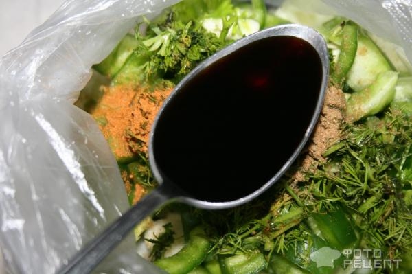 Рецепт: Огурцы малосольные в пакете - Почти салат со сладким перцем