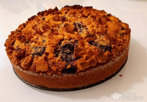 Рецепт: Венский пирог со сливой - Пирог на йогурте, с корицей и красной сливой, крошкой из печенья - невероятно вкусный десерт.