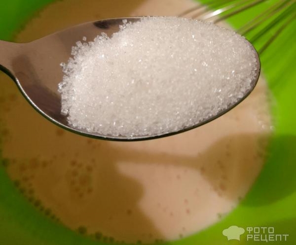 Рецепт: Венский пирог со сливой - Пирог на йогурте, с корицей и красной сливой, крошкой из печенья - невероятно вкусный десерт.