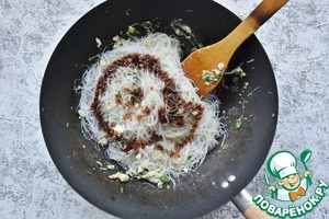 Жареная лапша по-тайски с морепродуктами Жареная лапша по-тайски с морепродуктами