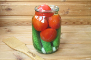Огурцы с помидорами на зиму без стерилизации