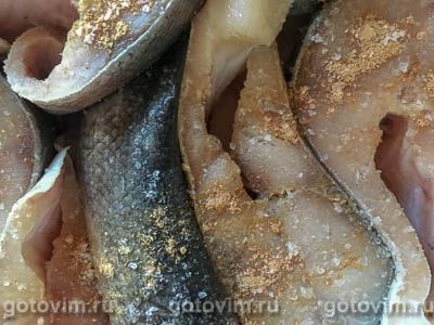 Стейки судака в духовке, маринованные в белом вине и с лемонграссом и куркумой