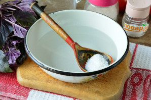 Малосольные помидоры с базиликом