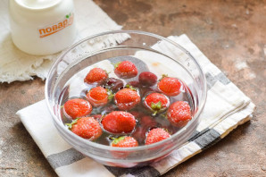 Компот из вишни и клубники на зиму Компот из вишни и клубники на зиму