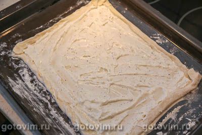 Пицца из готового слоеного теста с курицей, грибами и сыром Пицца из готового слоеного теста с курицей, грибами и сыром