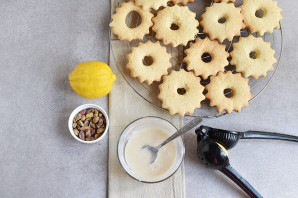 Лимонные колечки с фисташками