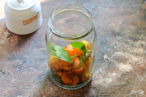 Компот из абрикосов с мятой на зиму