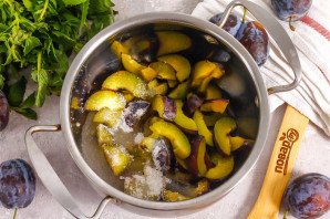 Сливовая настойка на спирту Сливовая настойка на спирту