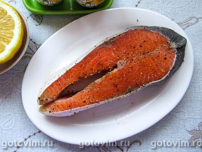 Стейк семги в фольге (с помидорами и сыром)