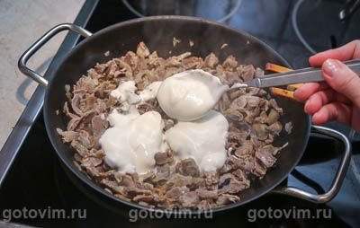 Фрикасе из куриных желудков в соусе на желтках