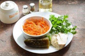 Салат с корейской морковью и маринованными огурцами