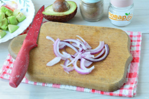 Салат с авокадо и базиликом