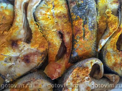 Стейки судака в духовке, маринованные в белом вине и с лемонграссом и куркумой