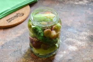 Огурцы с крыжовником на зиму