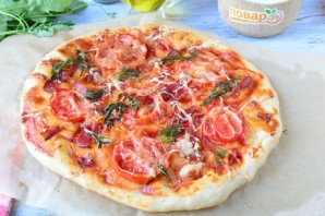 Пицца с прошутто и рукколой