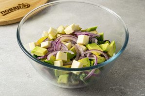 Салат из авокадо с грушей и сыром